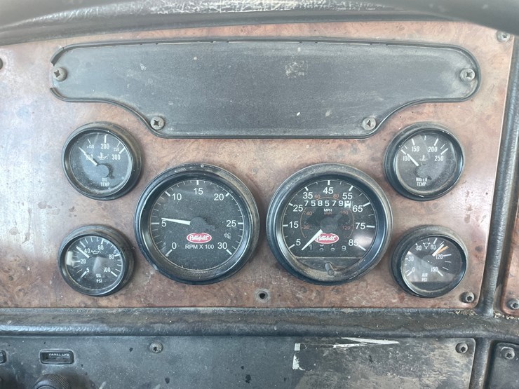 2002-peterbilt-385-image-44