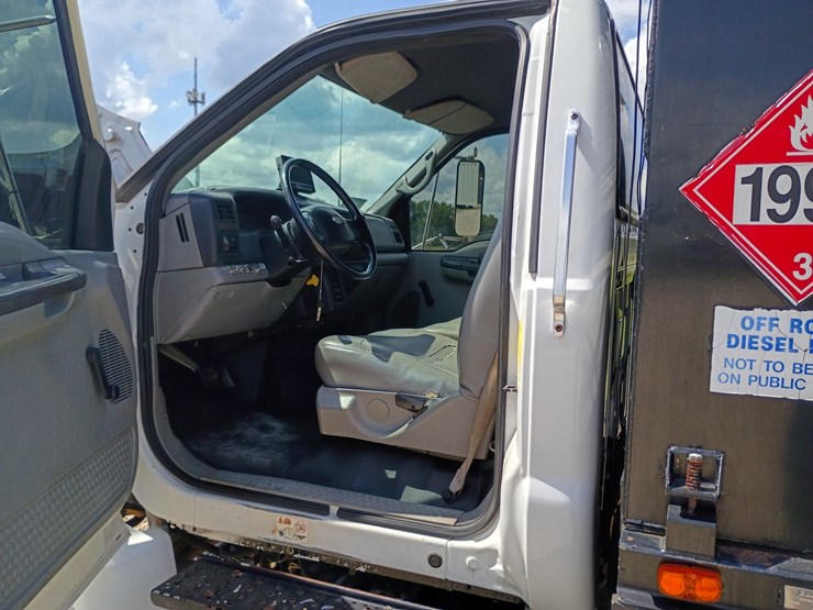 2005-ford-f750-image-32