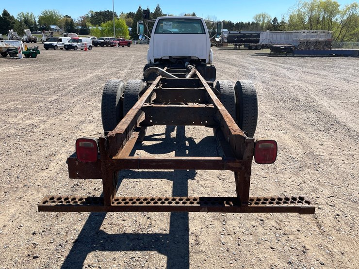 #1015-•-2001-gmc-c7500-cab-and-chassis-(has-mn-title)-image-4
