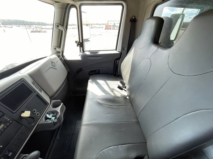 #1305-•-2011-durastar-international-camper-truck-image-34