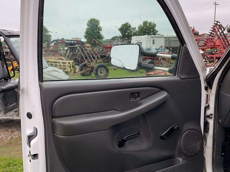 2004-gmc-3500-image-10