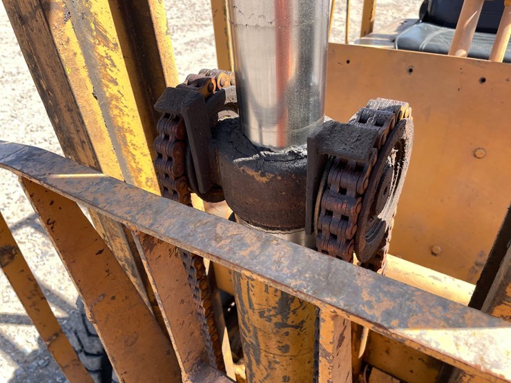 #1017-•-minneapolis-moline-forklift-image-14