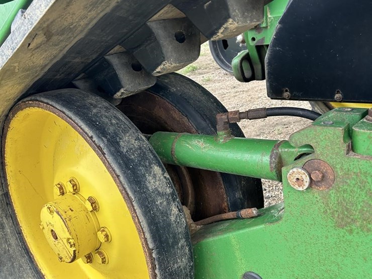 2004-john-deere-8220t-image-9