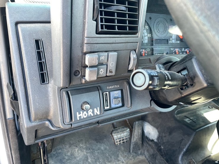 #1015-•-2001-gmc-c7500-cab-and-chassis-(has-mn-title)-image-28