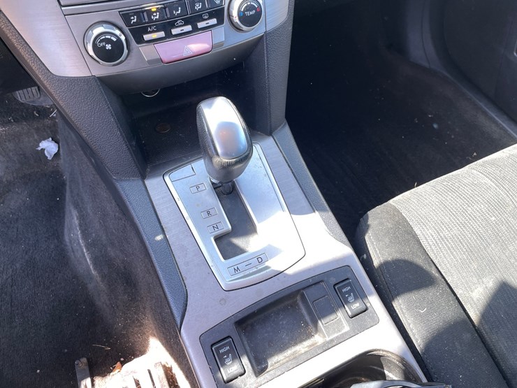 #1404-•-2014-subaru-legacy-(has-mn-title)-image-15