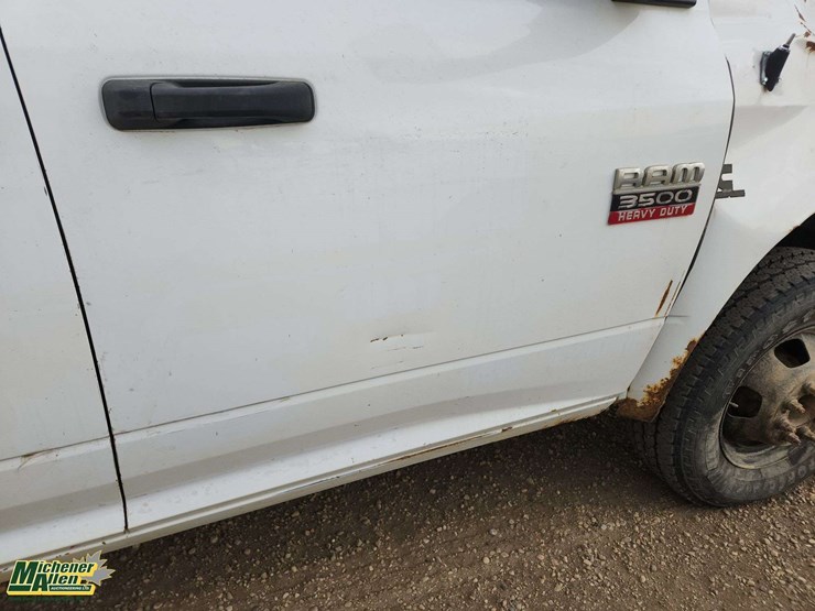 2011-dodge-3500-image-28