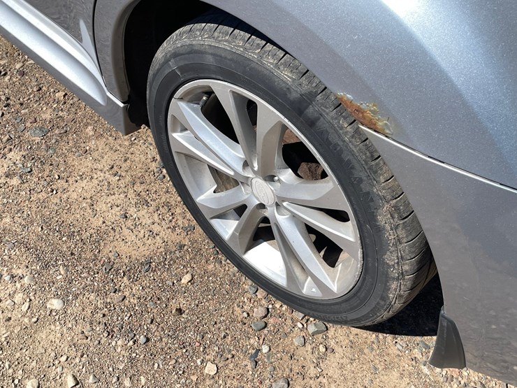 #1404-•-2014-subaru-legacy-(has-mn-title)-image-10