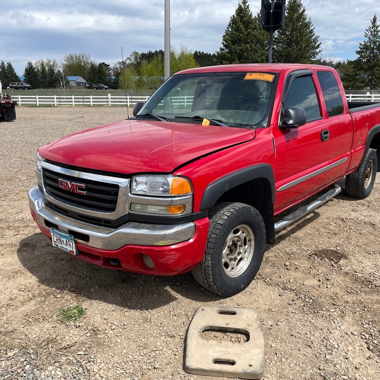 #1304 • 2005 GMC Sierra Pickup Truck *Non Runner* (Has MN Title)