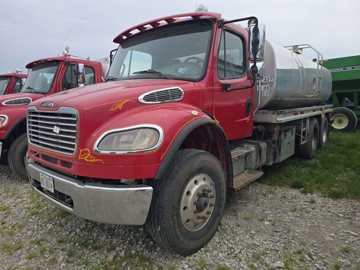 2014-freightliner-m2-106-image-1
