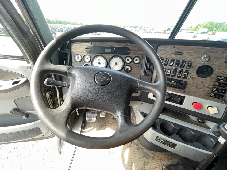 #1319-•-2011-freightliner-dump-truck-(has-mn-title)-image-48