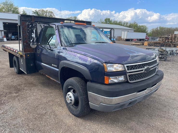 2005-chevrolet-3500-image-3