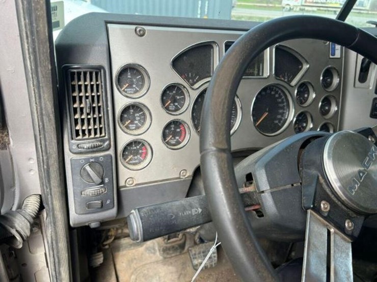 2016-mack-cxu613-t/a-hiway-tractor---sleeper---1m1-image-87