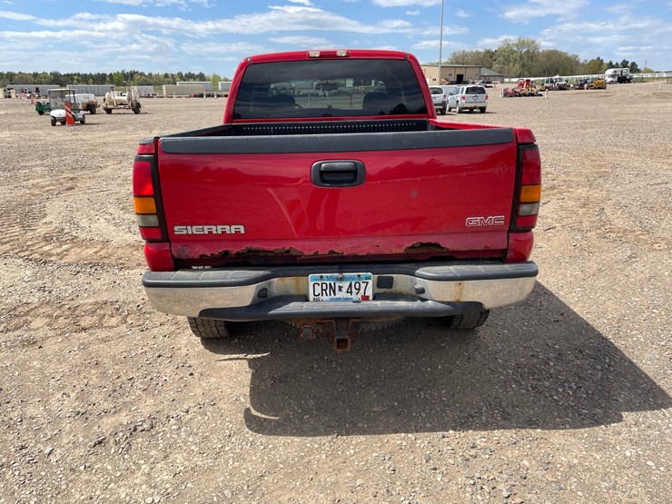 #1304-•-2005-gmc-sierra-pickup-truck-*non-runner*-(has-mn-title)-image-4