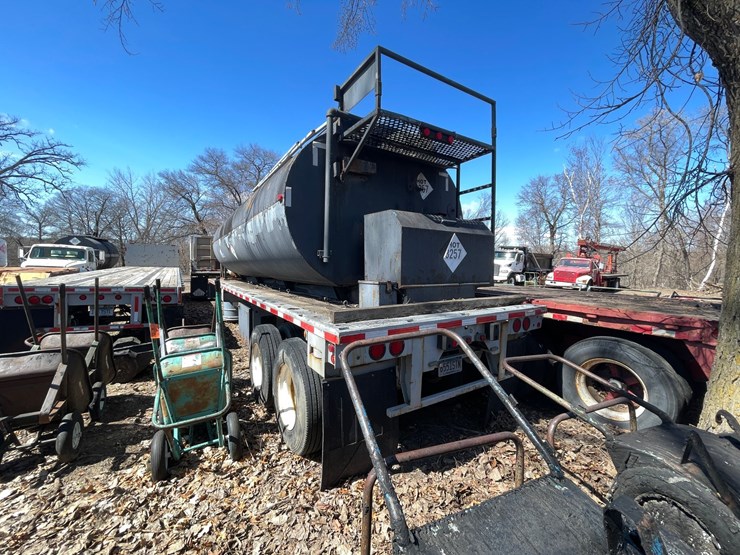#1209-•-1981-shoals-american-hot-asphalt-tank-trailer-(has-mn-title)-image-2