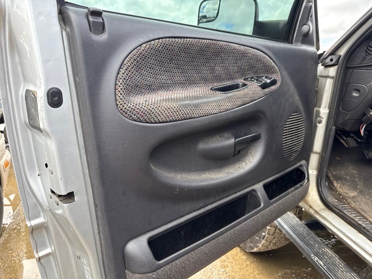 2001-dodge-2500-image-39