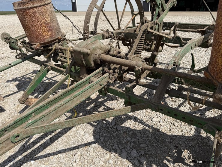 john-deere-2r40-planter-image-10