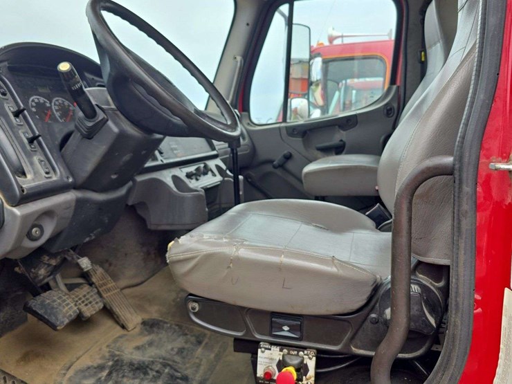 2014-freightliner-m2-106-image-7