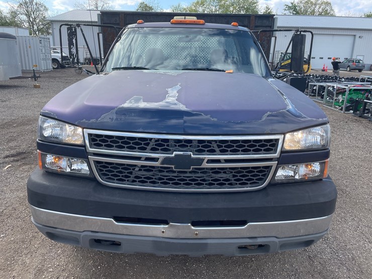 2005-chevrolet-3500-image-2