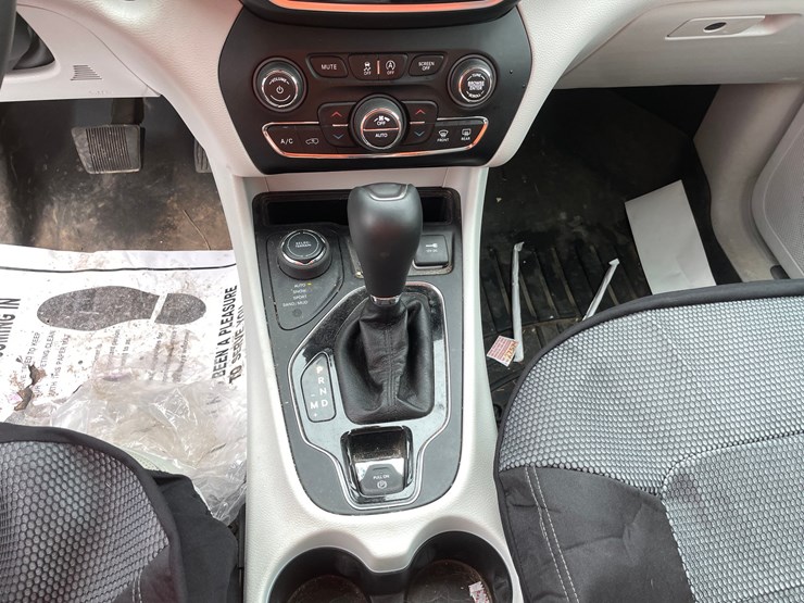 2019-jeep-cherokee-limited-image-27