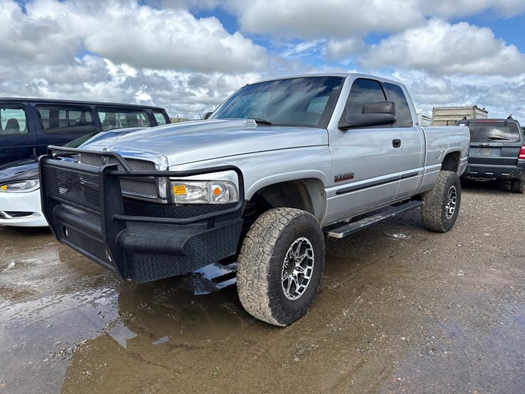 2001-dodge-2500-image-1