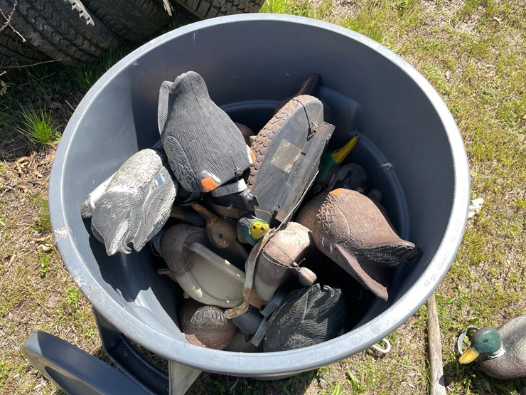 #2855-•-rubbermaid-garbage-can-(or)-image-5