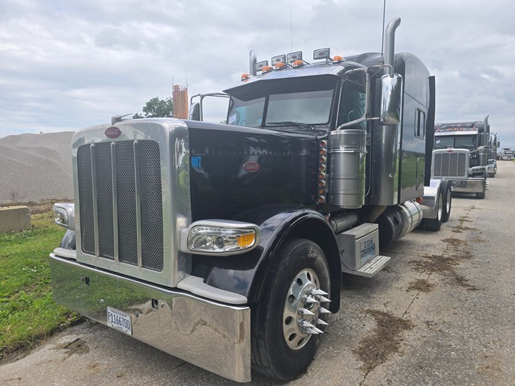 2014-peterbilt-389-image-1