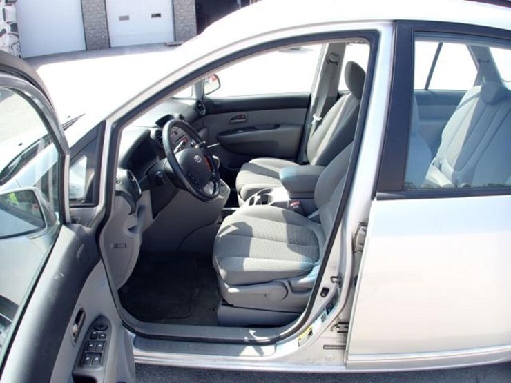 2007-kia-rondo-ex-sport-utility-vehicle-knafg52667-image-15