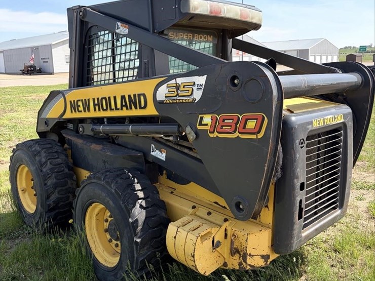new-holland-l180-image-1