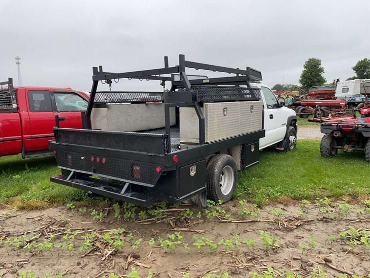 2004-gmc-3500-image-3
