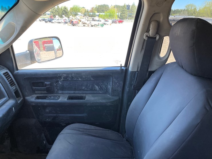 2015-dodge-3500-image-21