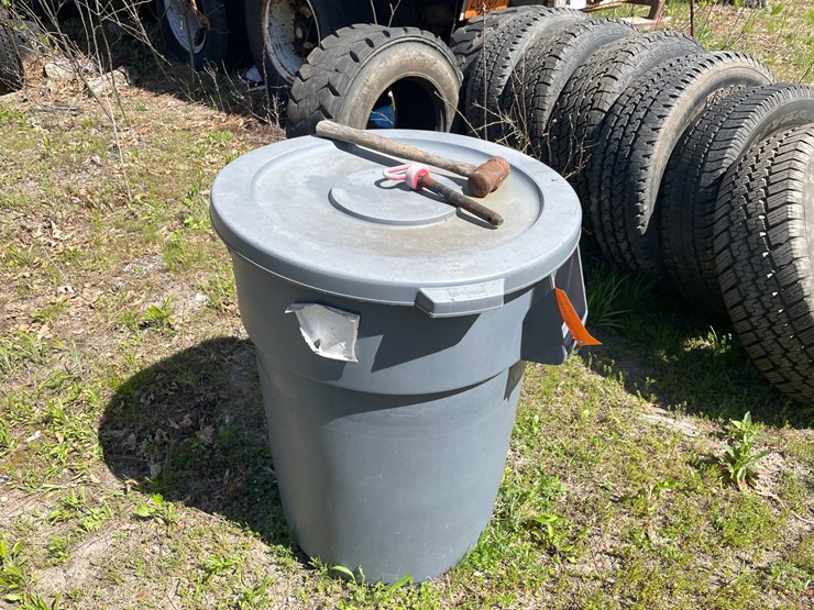 #2855-•-rubbermaid-garbage-can-(or)-image-2