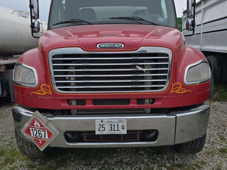 2014-freightliner-m2-106-image-2