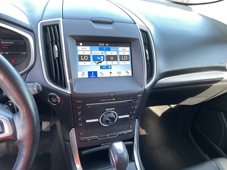 2016-ford-edge-image-24
