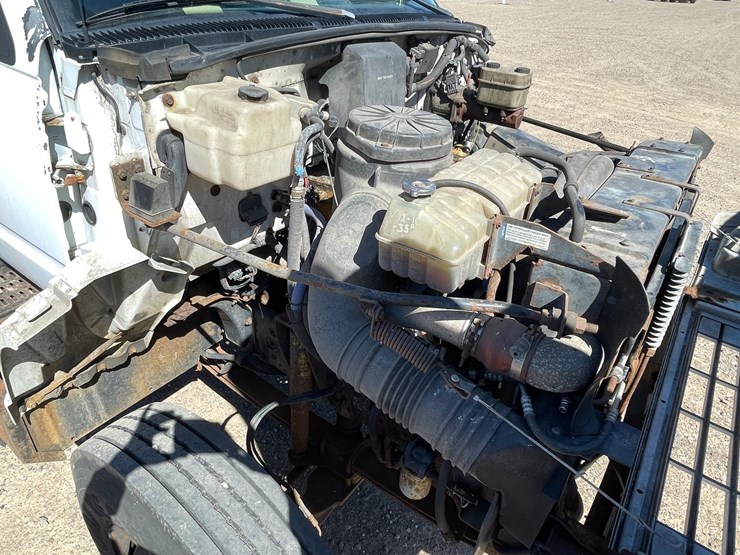 #1015-•-2001-gmc-c7500-cab-and-chassis-(has-mn-title)-image-16