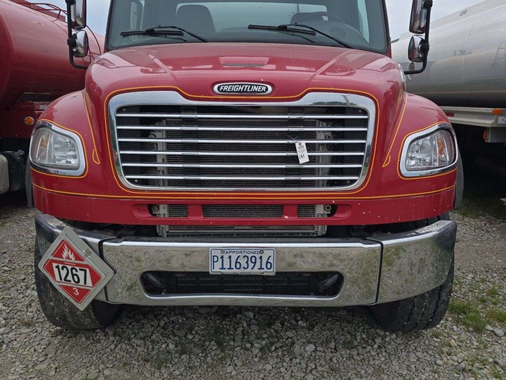 2013-freightliner-m2-106-image-2