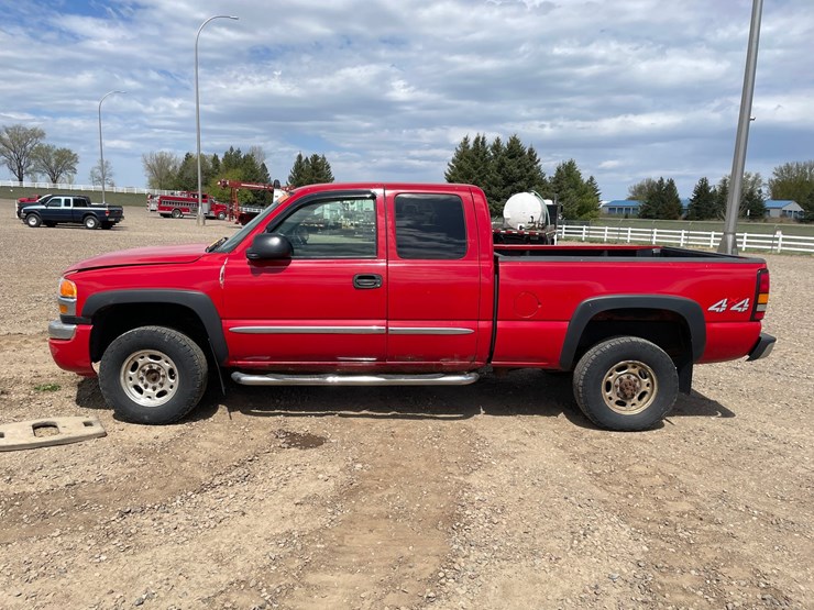 #1304-•-2005-gmc-sierra-pickup-truck-*non-runner*-(has-mn-title)-image-2