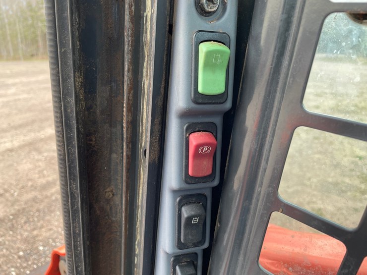 2022-kubota-ssv65-image-43