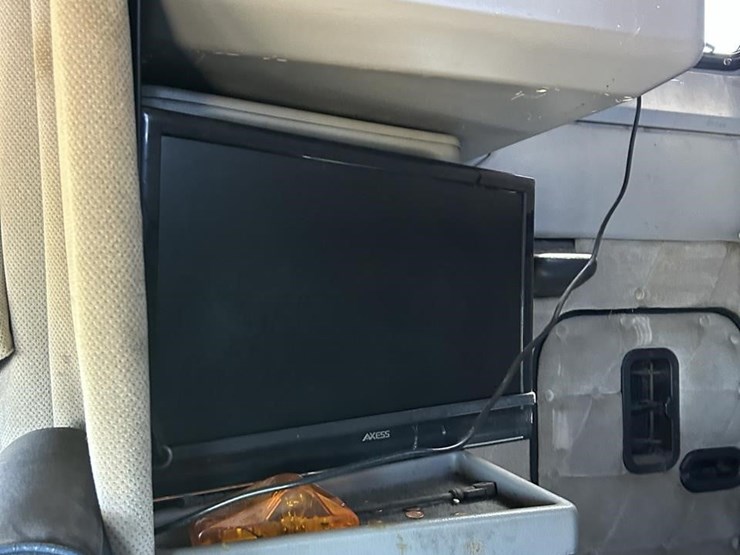 2000-freightliner-fld120-image-24