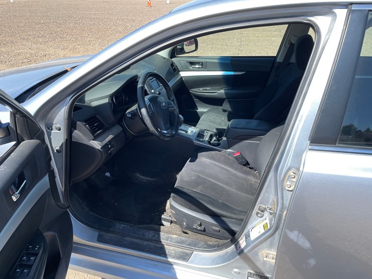 #1404-•-2014-subaru-legacy-(has-mn-title)-image-13