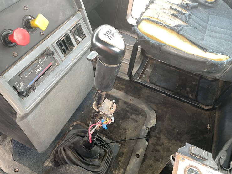 1999-mack-ch600-image-38