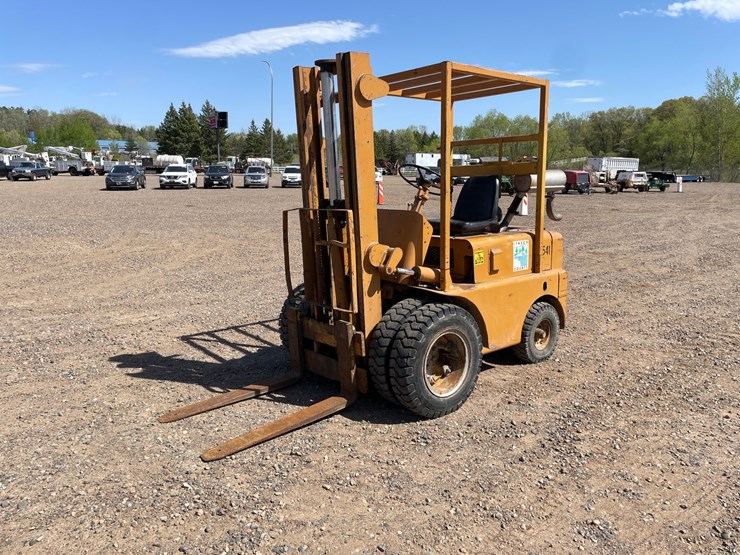 #1017-•-minneapolis-moline-forklift-image-1