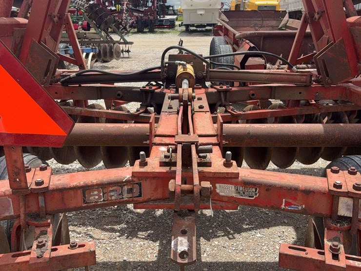 massey-ferguson-820-image-10