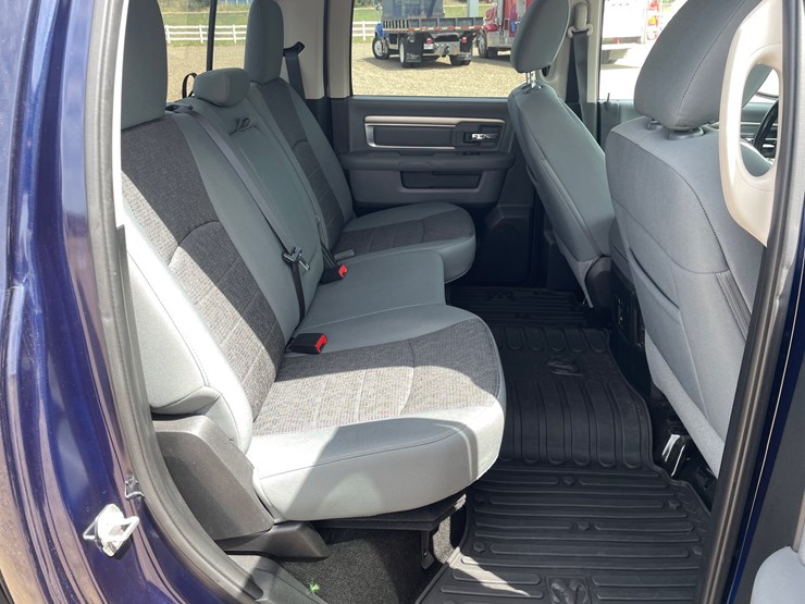 2015-dodge-1500-image-28