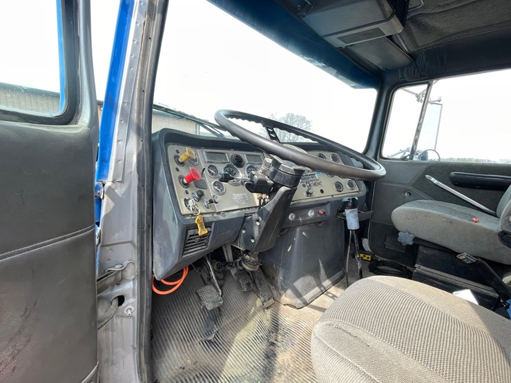 1994-ford-l9000-image-47