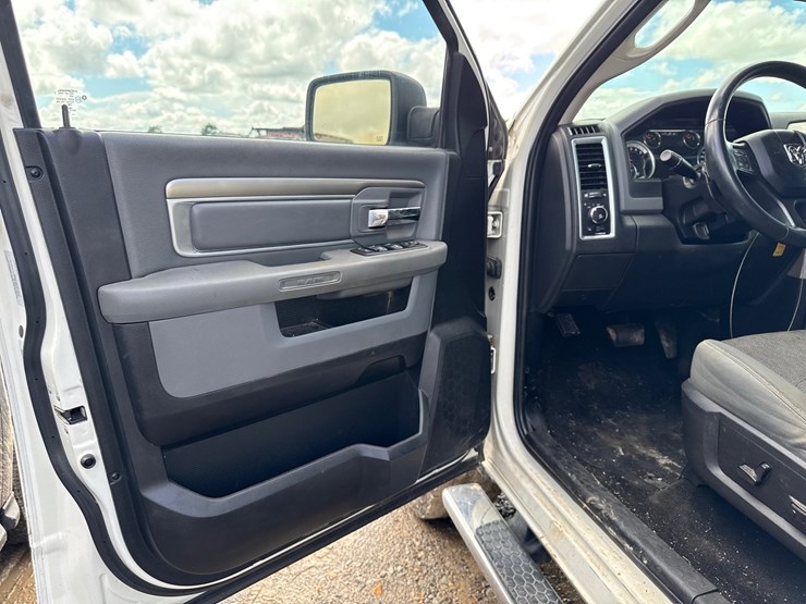 2016-dodge-1500-image-40