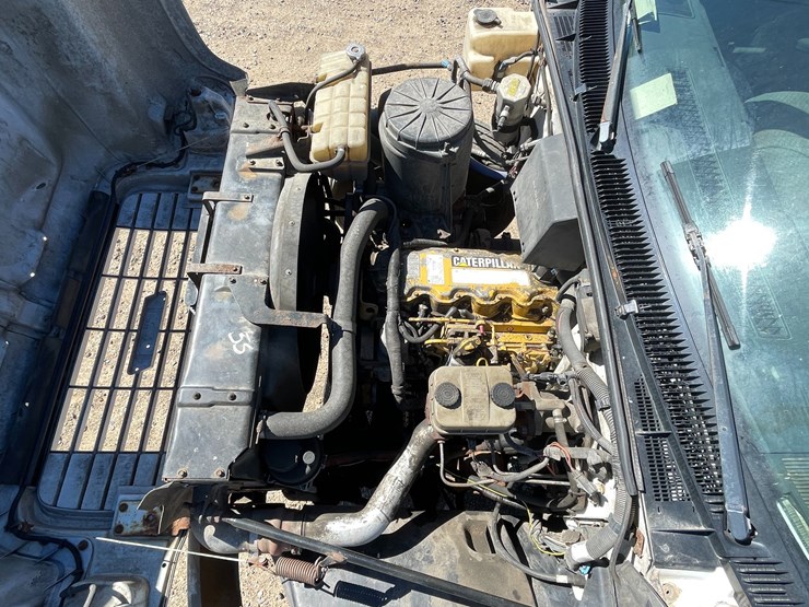 #1015-•-2001-gmc-c7500-cab-and-chassis-(has-mn-title)-image-17