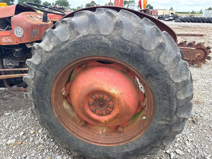 massey-ferguson-135-image-13