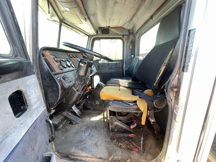 2002-peterbilt-385-image-39