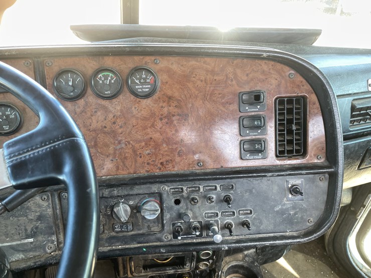 2002-peterbilt-385-image-45