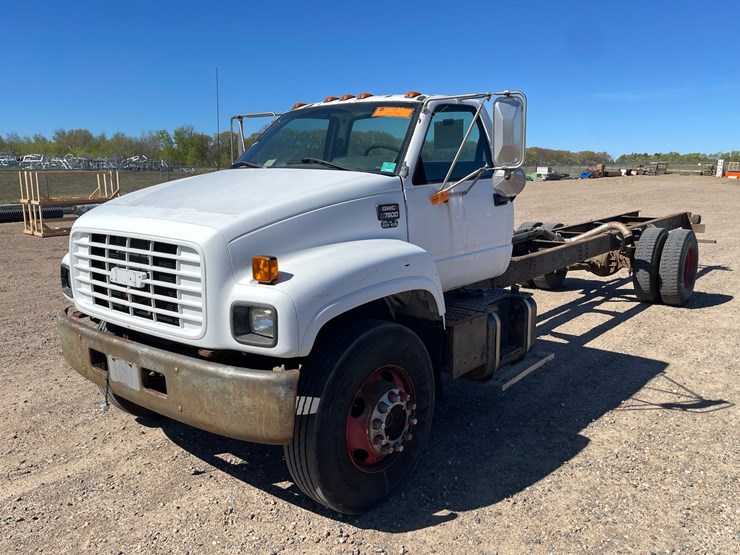 #1015-•-2001-gmc-c7500-cab-and-chassis-(has-mn-title)-image-1